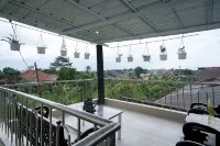 RedDoorz near Exit Toll Sirkuit Sentul Hotel di Cibinong