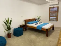 Sunlit Hostel Отели в г. 