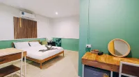 Lake Camp Resort فنادق في Phipun