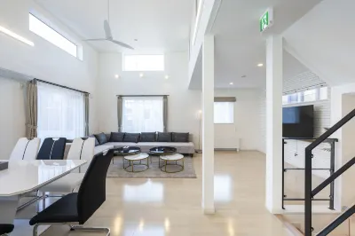 The Luna Lounge Готелі в районі Район Тойохіра