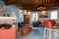 Logis Hôtel Tante Yvonne & Son Restaurant Semi-Gastronomique - Lyon Nord Hotel a Massieux