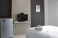 Cozy Studio At Pinewood Apartment Near Unpad Jatinangor Hotel di Jatinangor