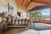 Lakefront Hot Springs, 3 King Beds, 3.5 Baths, Bunk room, Fire Pit, Lakeside Bar Hotel a 
