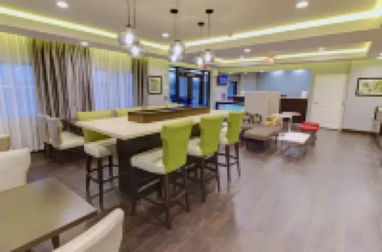 Days Inn & Suites by Wyndham Port Arthur