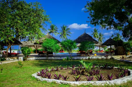 Antonio Beach Tree House Hotel & Spa Отели в г. Kati