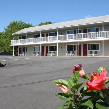 Coast Village Inn and Cottages