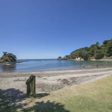 Beachfront Enclosure Bay - Waiheke Unlimited Отели рядом с достопримечательностью «Автобус Explorer Island Waiheke»