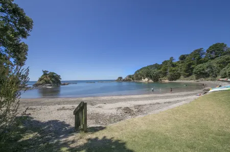 Beachfront Enclosure Bay - Waiheke Unlimited