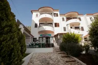 Ericeira Chill Hill Hostel & Private Rooms - Peach Garden Hôtels à : Encarnação