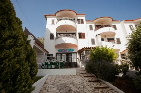 Ericeira Chill Hill Hostel & Private Rooms - Peach Garden Hotel di Ericeira