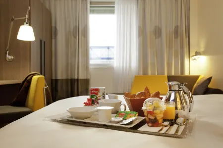 Novotel Paris la Défense Esplanade Отели рядом с достопримечательностью «Парк Бекон»