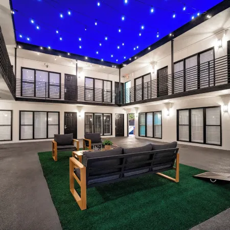 Lyfe Inn & Suites by Aga - Beverly Hills Отели рядом с достопримечательностью «Фэрфакс»