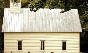 Cozy Cabin Escape 7Mins to Pigeon Forge Hot Tub