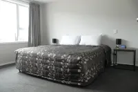 Colonial Motel Hotels near Burt Munro Memorial Sculpture