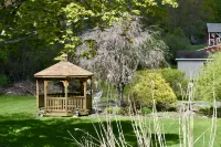 Harbour House Inn B&B Отели в г. Адамс