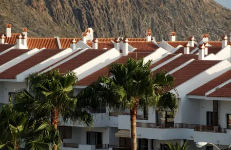 Apartamentos HG Cristian Sur Отели рядом с достопримечательностью «Playa Los Cristianos»