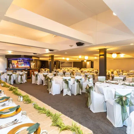 The Redwood Hotel Отели рядом с достопримечательностью «Конференц-центр Tait Technology Centre»