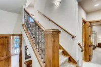 Valley Views, Hot Tub and Parking Included