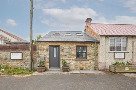 Host & Stay - the Old Jail Barber's Shop Отели рядом с достопримечательностью «Парк Плейдейл Фарм»