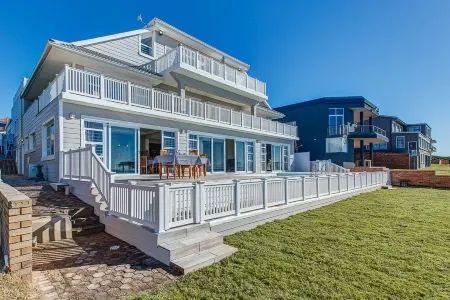 Marine Manor Отели рядом с достопримечательностью «Post Office Tree»