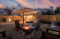 Romantic Luxury Retreat-Hot/Cold Pool & Sauna Hotels in Hays County