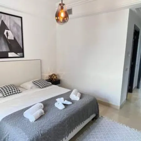 Black & White: Modern & Spacious