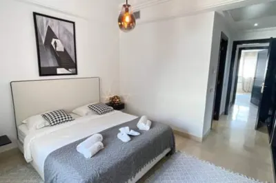 Black & White: Modern & Spacious Hotels near تونيـزيا مول