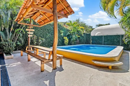 Hotel Tamarindo Inn - 1 mi to Tamarindo Beach Отели в г. Тамариндо