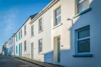 Ty George - 3 Bedroom Cottage - Tenby Hotels in 