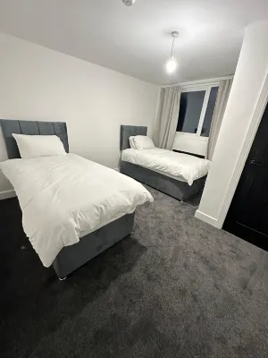 House-Sleeps8-Parking-Garden Hotels in Гарфортх