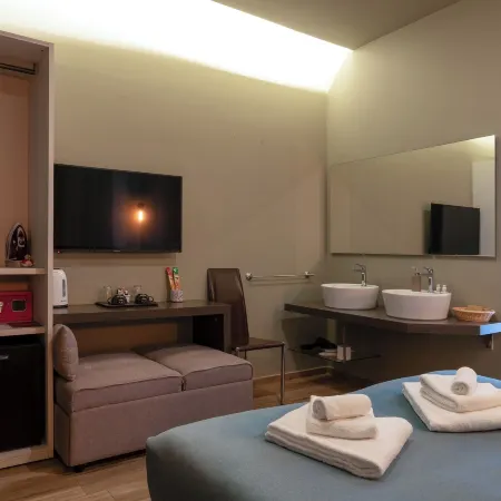 Gogo` Petit Hotel Отели рядом с достопримечательностью «Выставочный и конгресс-центр Stazione Leopolda»