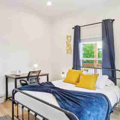 3BR-2BA Cityscape Haven with Panoramic Tower View Rooms