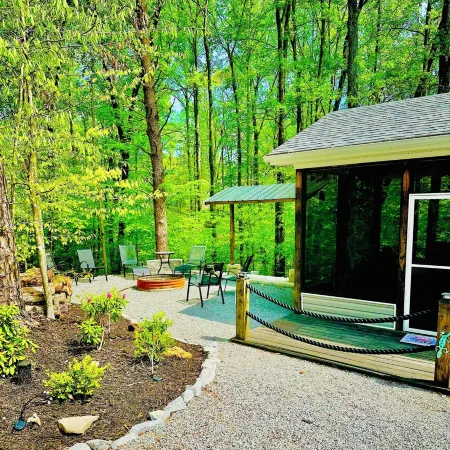 Harbor Hideway is a cozy, romantic gem minutes away from Jamestown Marina!