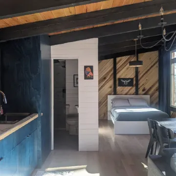 Modern Cloudland Cabin, 1.5 miles of private trails through 10 acres of woodland