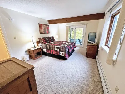 Seasons Cottage Near Attitash w/ Community Pool, Fitness Rm, Tennis and more!