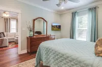 Relax & Golf - Oakview Condo II at Diamondhead - cozy, new. Walk to the Club