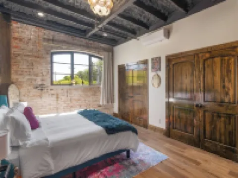 Charming 2-bedroom apartment with AC, WiFi in the Heart of Covington Square