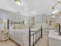 Mountain Views , Skiing, Lake & Coffee Bar