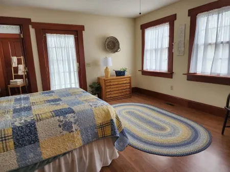 Peaceful Country Garden Suite in the rolling hills of Gambier