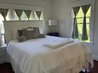 Victorian Bungalow: 2 bd + parking + private garden