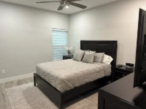 Modern 4Br Pool Home in Prime North Fort Myers Area- Fast WiFi & Private Yard. Hotels near Caloosahatchee Creeks Preserve West