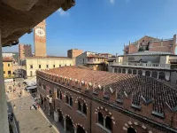 Piazza Erbe Lodge