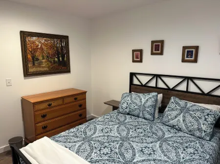 Walk to Breweries, Live Music, Restaurants, Parking, Fenced Yard.