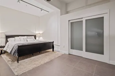 Extra Large One Bedroom DTLA Condo Sleeps 4 with Free Parking and Rooftop Pool