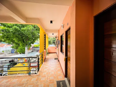 Ester's Place Casa Bonita Inn Отели в г. Остров Сумилон