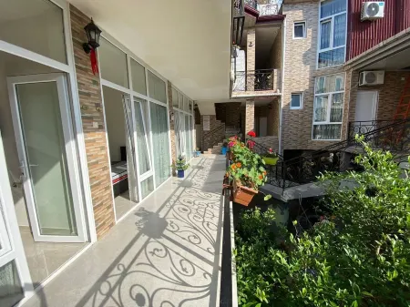 Home Away from Home Отели в г. Шуа Махинджаури