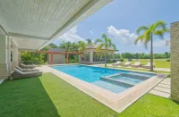Modern Villa with Ocean View and Service Staff - Villaer