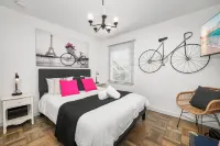 Charming 3 Bedroom Cottage with AC and WiFi in Superb Long Beach Location.