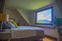 Charming 2-bedroom farmhouse in beautiful Moretown with AMAZING views!