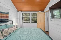 Private Ranch Cabin with Hot-Tub + Close to Town